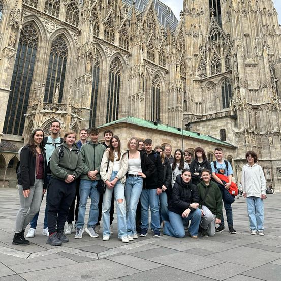 Bild enthält, Arch, Gothic Arch, Building, People, Person, Jeans, Shoe, Boy, Male, Teen