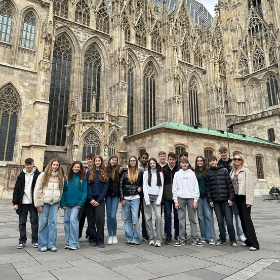 Bild enthält, Arch, Gothic Arch, People, Person, Pants, Jeans, Building, College, Adult, Woman