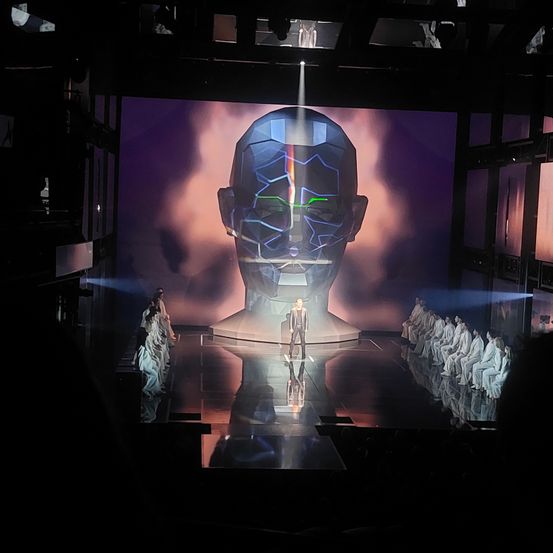 Bild enthält, Lighting, Stage, Person, Sphere, Adult, Male, Man, Planetarium, Head, Outer Space