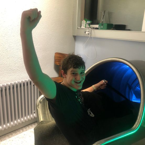 Bild enthält, Face, Head, Person, Photography, Portrait, Finger, Lighting, Furniture, Shelter, Interior Design