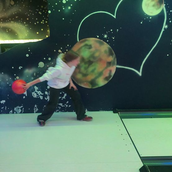 Bild enthält, Sphere, Pants, Balloon, Person, Face, Photography, Portrait, Interior Design, Shoe, Urban