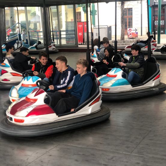 Bild enthält, Boy, Male, Person, Teen, Portrait, Adult, Female, Woman, Shelter, City