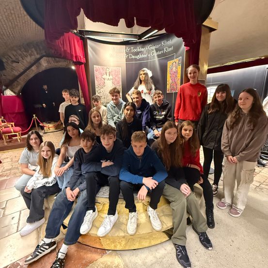 Bild enthält, People, Person, Pants, Urban, Groupshot, Jacket, Adult, Female, Woman, Teen