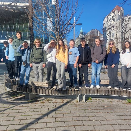 Bild enthält, Pants, People, Person, Jeans, Path, Jacket, City, Shoe, Urban, Groupshot