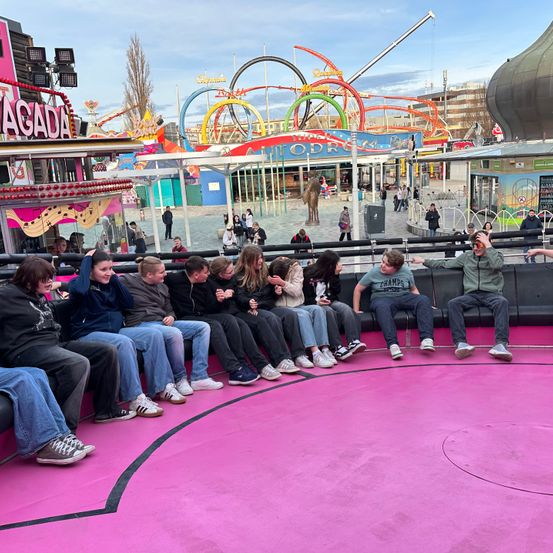 Bild enthält, Boy, Male, Person, Teen, Amusement Park, Fun, Theme Park, Urban, People, Shoe