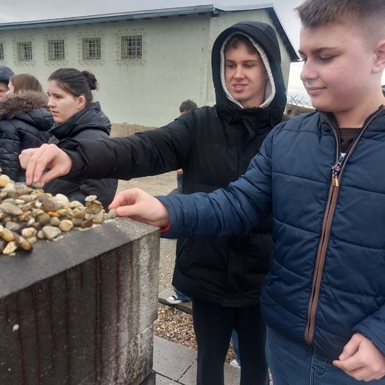 Bild enthält, Jeans, Adult, Female, Person, Woman, Finger, Coat, Shoe, Jacket, Face