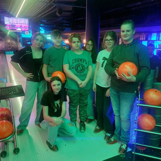 Bild enthält, Adult, Female, Person, Woman, Male, Man, People, Boy, Teen, Urban