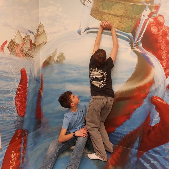 Bild enthält, Pants, Jeans, Person, Boy, Male, Teen, Shoe, Boat, Face, Portrait