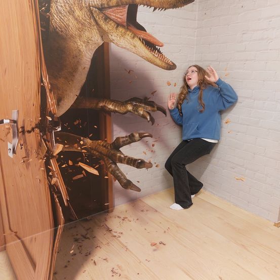 Bild enthält, Wood, Female, Girl, Person, Teen, Plywood, Dinosaur, Hardwood, Coat, Face