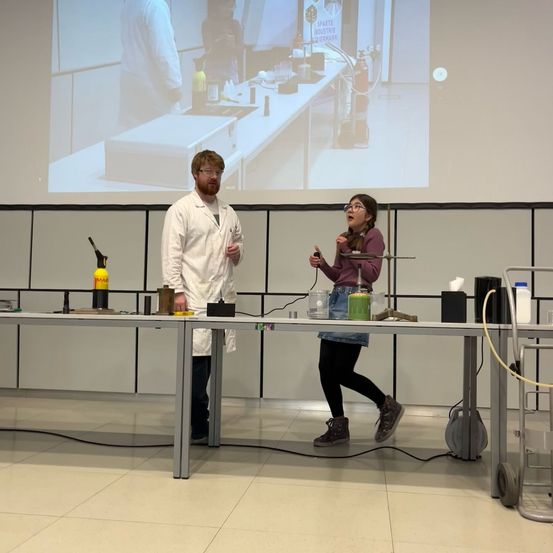 Bild enthält, Furniture, Table, Desk, Adult, Male, Man, Person, Accessories, Glasses, People