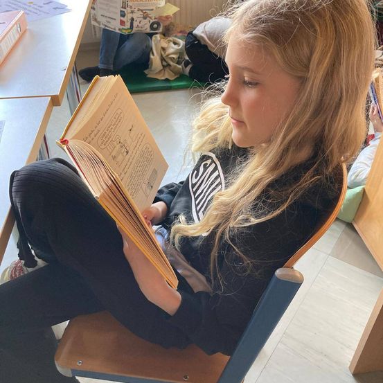 Bild enthält, Person, Student, Sitting, Boy, Child, Male, Female, Girl, Text, Reading