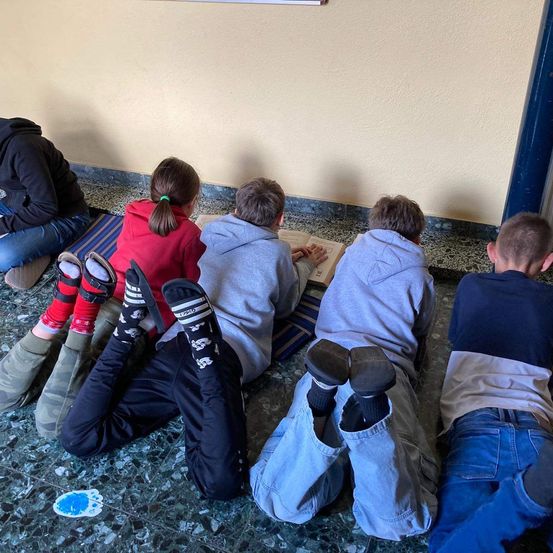 Bild enthält, Person, Boy, Male, Teen, Child, Female, Girl, Jeans, Pants, Shoe