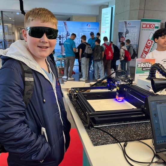Bild enthält, Table, Desk, Sunglasses, Adult, Male, Man, Person, Boy, Teen, Face