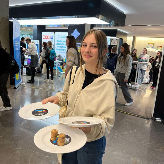 Bild enthält, Adult, Female, Person, Woman, Girl, Teen, Furniture, Table, Indoors, Face