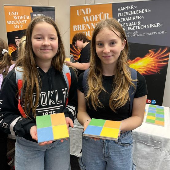 Bild enthält, Female, Girl, Person, Teen, Face, Head, Accessories, Wallet, Box