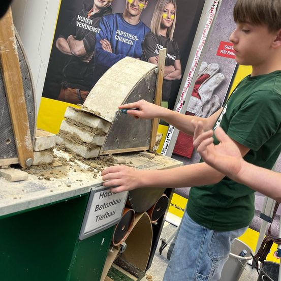 Bild enthält, Boy, Child, Male, Person, Adult, Man, Woodworking, Face, Head