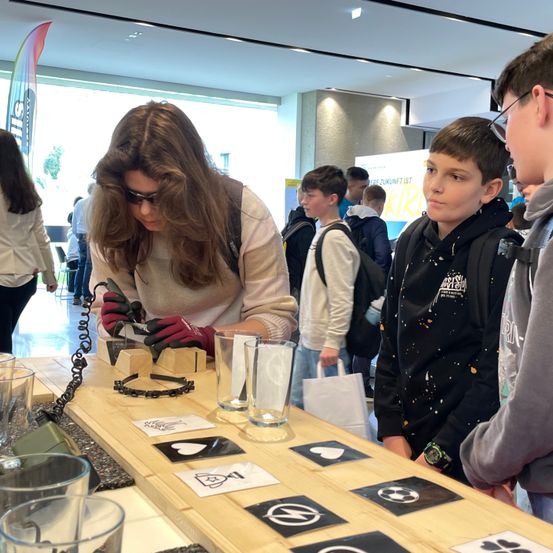 Bild enthält, Restaurant, Cafeteria, Adult, Female, Person, Woman, Plywood, Boy, Child, Male