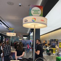 Bild enthält, Building, Adult, Male, Man, Person, Female, Woman, Indoors, Airport, Cafeteria