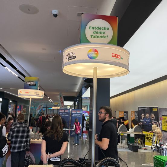 Bild enthält, Building, Adult, Male, Man, Person, Female, Woman, Indoors, Airport, Cafeteria