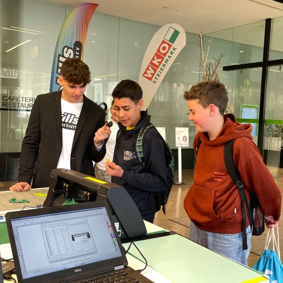 Bild enthält, Person, Boy, Male, Teen, Suit, Laptop, Conversation, Face, Monitor, Handbag