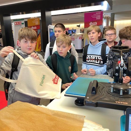 Bild enthält, Table, Person, Boy, Child, Male, Teen, Indoors, Library, Desk, Face