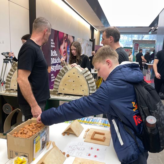 Bild enthält, Adult, Male, Man, Person, Female, Woman, Face, Indoors, Shoe, Box