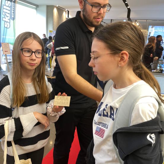 Bild enthält, Adult, Female, Person, Woman, Male, Man, Girl, Teen, Advertisement, Poster