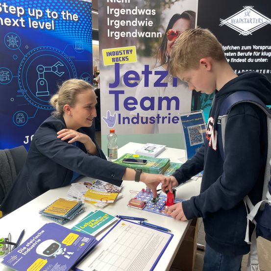 Bild enthält, Advertisement, Poster, Person, Face, Head, Text