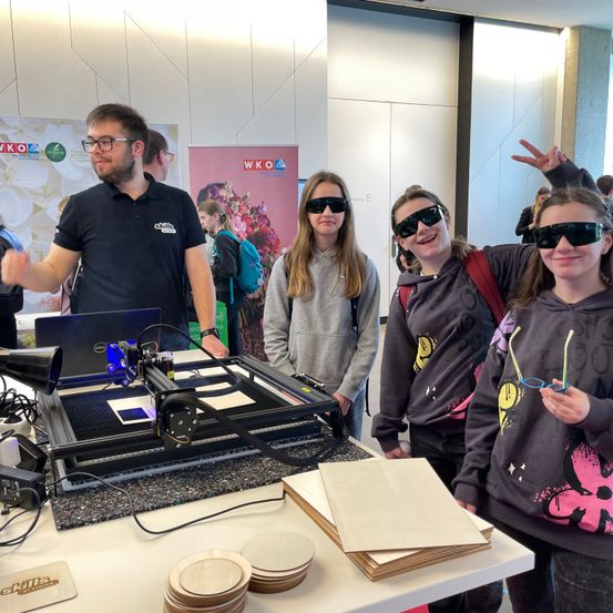 Bild enthält, Sunglasses, Table, People, Person, Child, Female, Girl, Adult, Male, Man