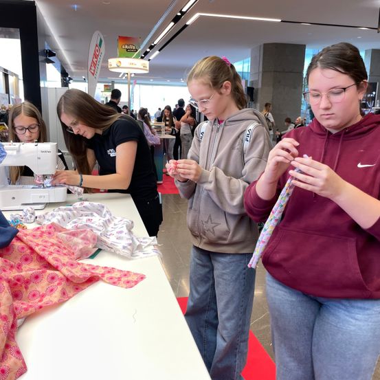 Bild enthält, Jeans, Adult, Female, Person, Woman, Face, Head, Indoors, Coat, Glasses