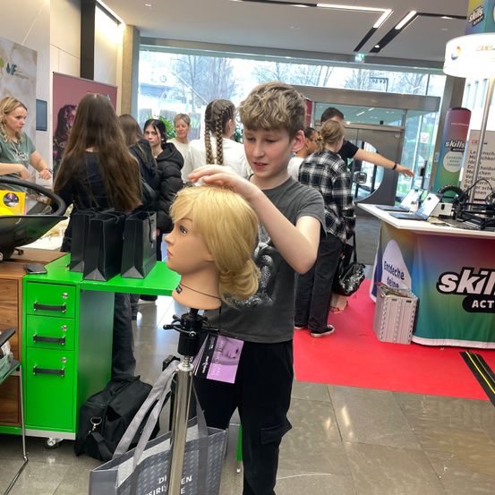 Bild enthält, Indoors, Person, Adult, Female, Woman, Beauty Salon, Face, Chair, Shoe, Wheel