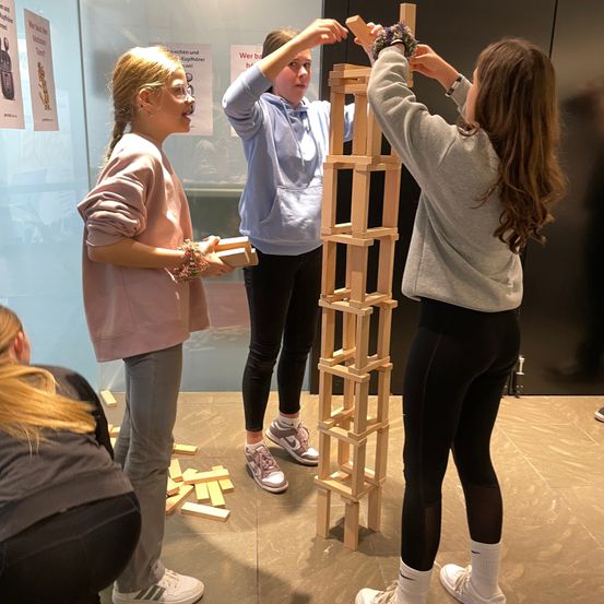 Bild enthält, Person, Adult, Female, Woman, Girl, Teen, Shoe, Face, Head, Jeans
