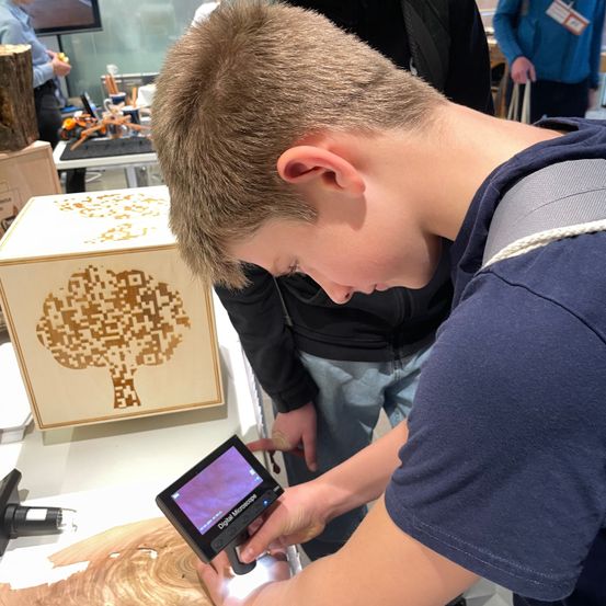 Bild enthält, Electronics, Screen, Computer, Computer Hardware, Monitor, Person, Tablet Computer, Phone, Adult, Man