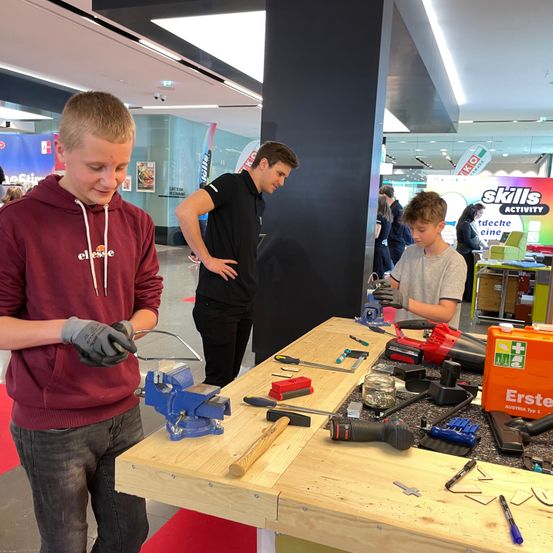 Bild enthält, Factory, Manufacturing, Workshop, Person, Boy, Child, Male, Adult, Man, Face