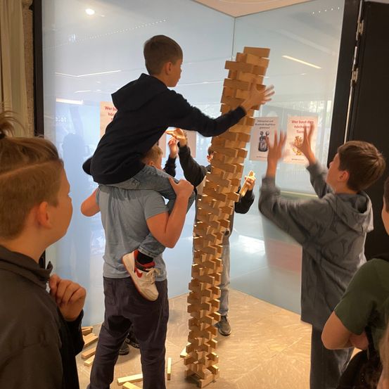 Bild enthält, Person, Boy, Child, Male, Adult, Man, Shoe, Face, Indoors, Jeans