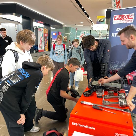 Bild enthält, Person, Adult, Male, Man, Shoe, Wheel, Handbag, Face, Jeans, People