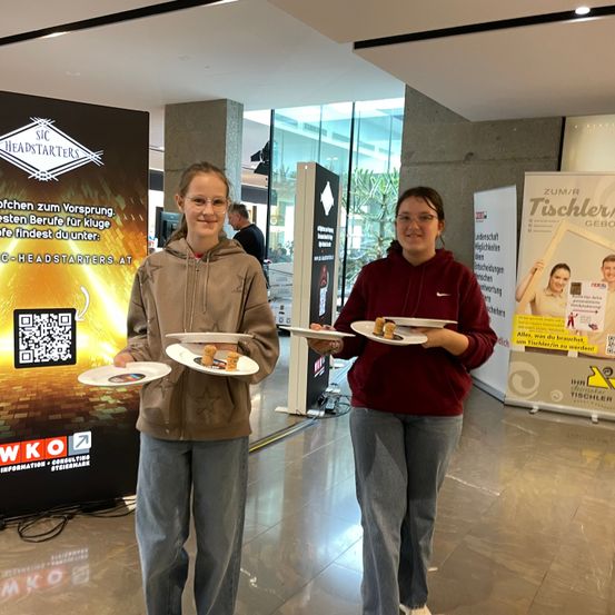 Bild enthält, Advertisement, Adult, Male, Man, Person, Poster, Face, QR Code, Jacket, Shoe