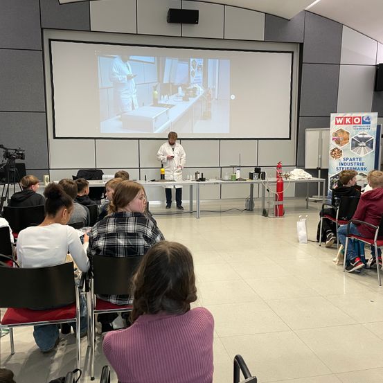 Bild enthält, People, Person, Adult, Female, Woman, Crowd, Indoors, Child, Girl, Classroom