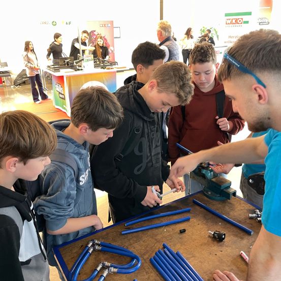 Bild enthält, Person, Adult, Male, Man, Factory, Workshop, Boy, Teen, Student, Face