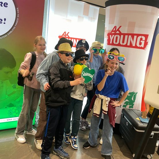 Bild enthält, Person, Adult, Male, Man, Shoe, Pants, Face, Head, Hardhat, QR Code