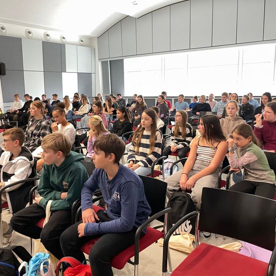 Bild enthält, People, Person, School, Adult, Female, Woman, Classroom, Indoors, Crowd, Lecture
