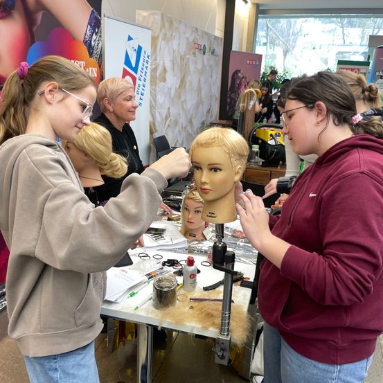 Bild enthält, Adult, Female, Person, Woman, Jeans, Pants, Face, Head, Lipstick, Hair