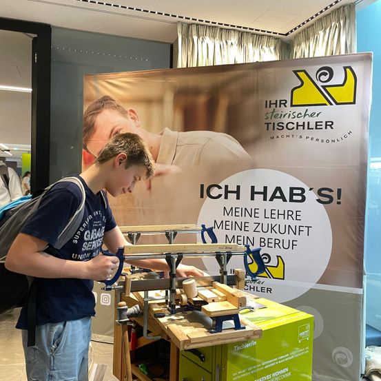 Bild enthält, Advertisement, Boy, Male, Person, Teen, Adult, Man, Shoe, Poster, Face