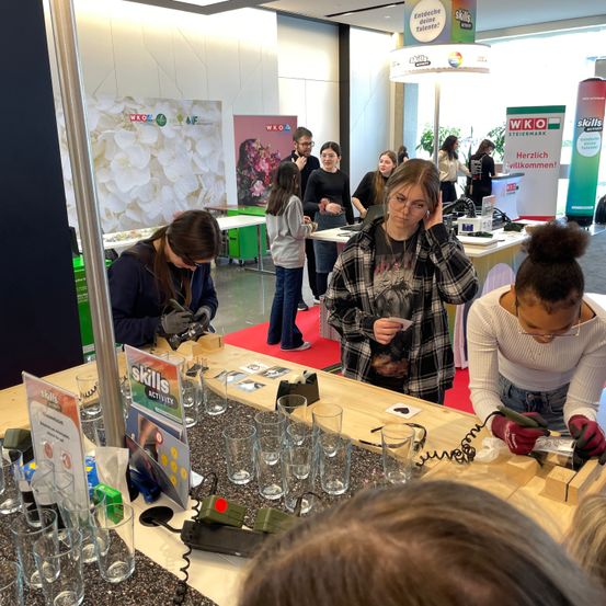 Bild enthält, Indoors, Restaurant, Adult, Female, Person, Woman, People, Cafeteria, Table, Face