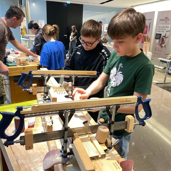 Bild enthält, Factory, Adult, Male, Man, Person, Boy, Child, Female, Girl, Manufacturing