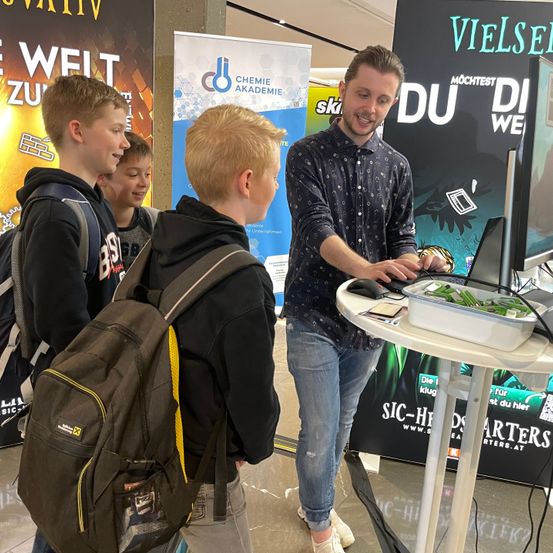 Bild enthält, Furniture, Table, Desk, Adult, Male, Man, Person, Boy, Child, Jeans