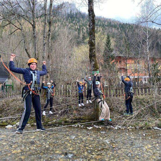 Eine Gruppe von Menschen absolviert ein Zipline-Abenteuer im Wald.