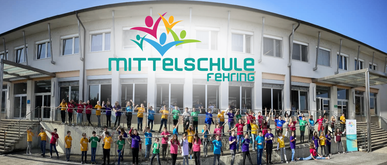 Eine Gruppe von Schülern steht auf einer Metallbrüstung vor dem Mittelschule Fering-Gebäude, mit dem Schullogo darüber.