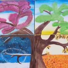 Eine Collage aus vier Gemälden, die einen Baum in verschiedenen Jahreszeiten zeigen. Links: ein rosa Kirschblütenbaum. Rechts: ein Baum mit grünen Blättern. Unten links: ein Baum im Winter. Unten rechts: ein Baum im Herbst.