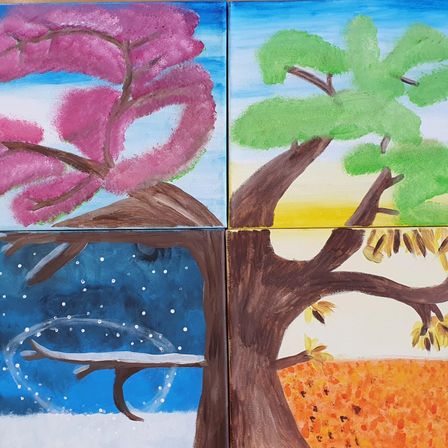 Eine Collage aus vier Gemälden, die einen Baum in verschiedenen Jahreszeiten zeigen. Links: ein rosa Kirschblütenbaum. Rechts: ein Baum mit grünen Blättern. Unten links: ein Baum im Winter. Unten rechts: ein Baum im Herbst.